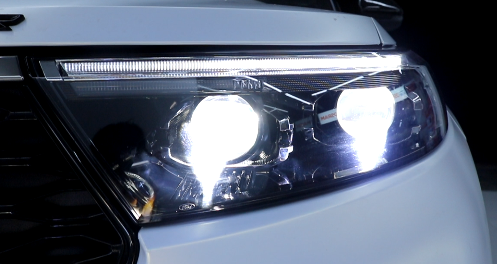 福特探险者车灯改装LED双光透镜效果